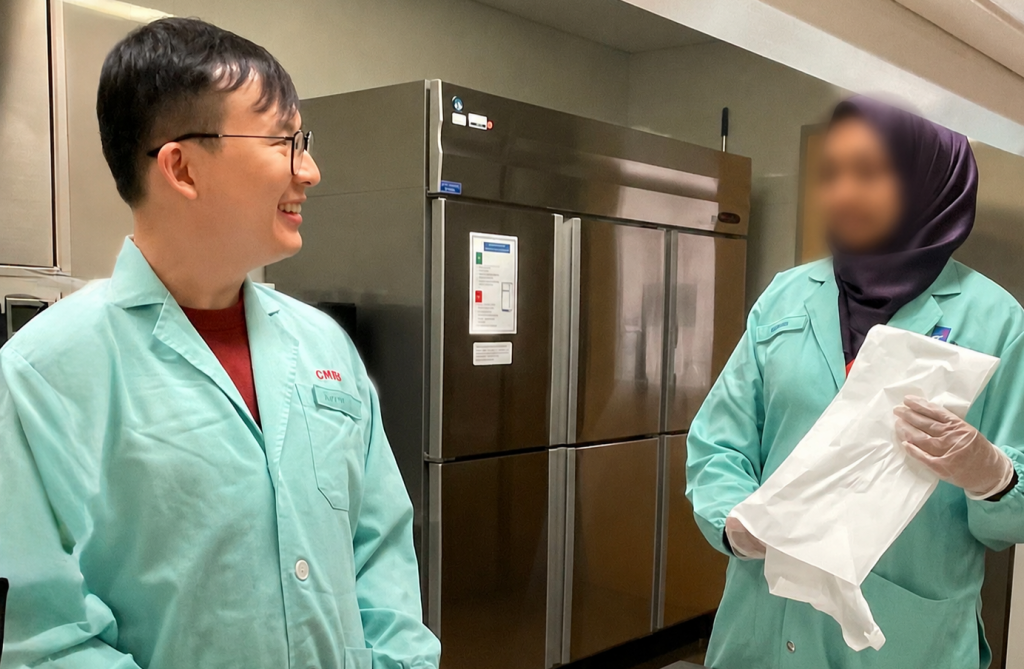 Alvin working with a colleague during his time as a nutrition scientist at A*STAR Singapore.