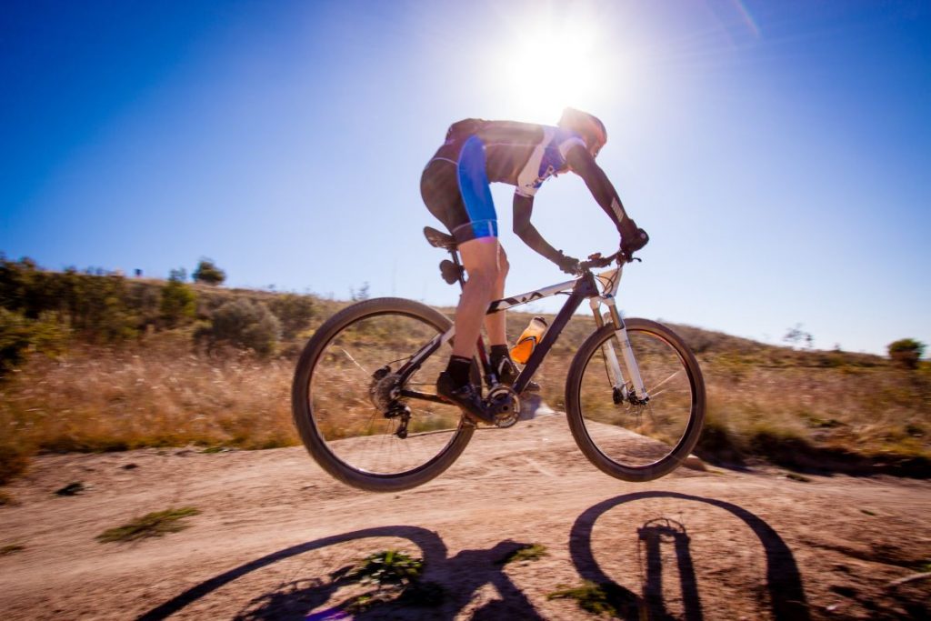 Cyclist training in hot weather with hydration drinks supporting endurance performance