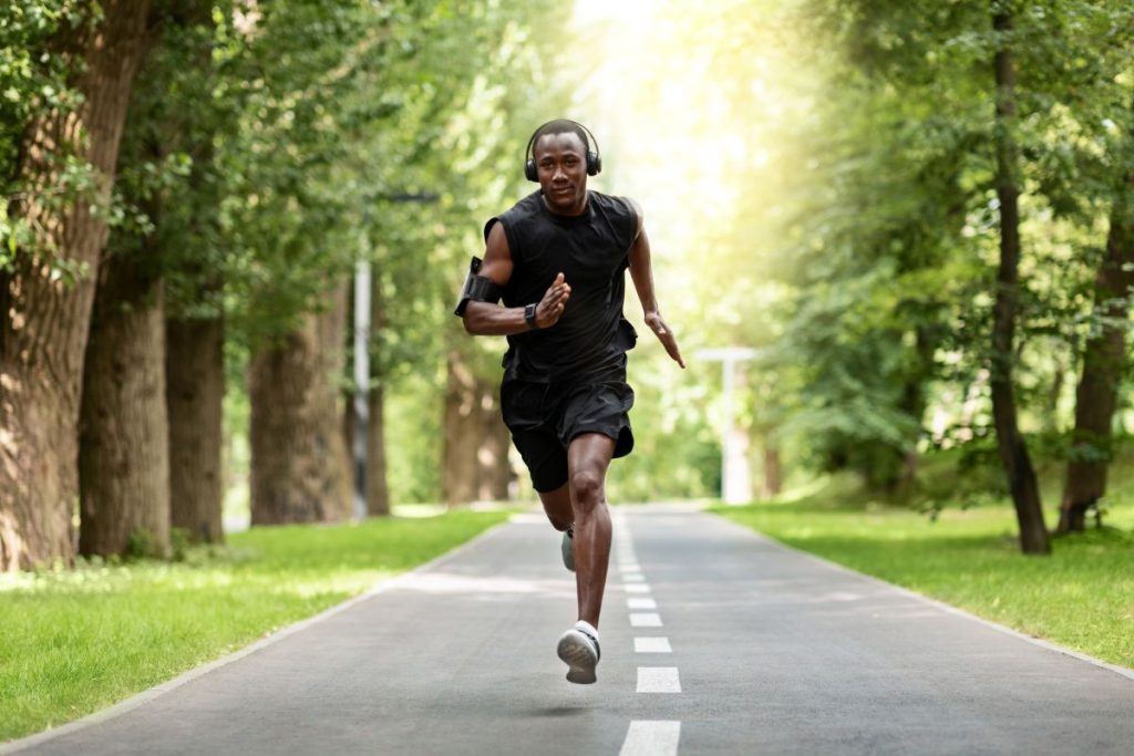 Runner preparing for the next training session with sports nutrition beverage containing Palatinose™