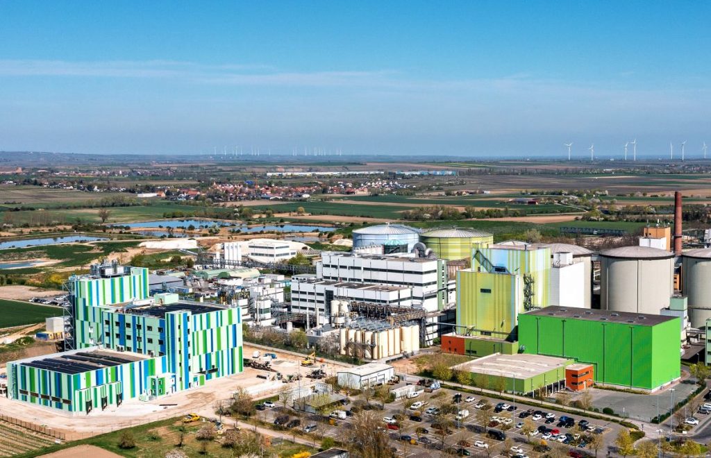 Aerial view of BENEO’s Offstein production site in Germany, with processing buildings, storage tanks and surrounding farmland.